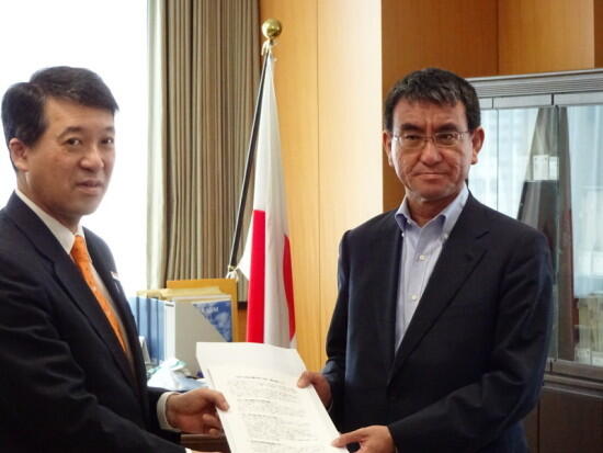 画像：河野大臣に要請活動を行う泉田委員長（新潟県知事）